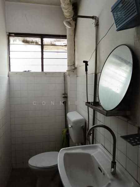 Rumah Teres 3-Tingkat untuk Dijual di Taman Sri Muda (Shah Alam) - Connie Ng - Bathroom - PropertyGuru.com.my