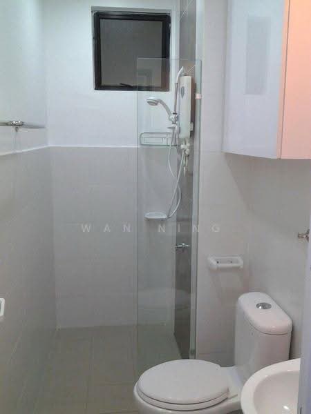 Kediaman Servis untuk Dijual di Jentayu Residensi @ Tampoi - Wan Ning - Bathroom - PropertyGuru.com.my