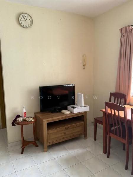 Pangsapuri untuk Dijual di Taman Pekaka Block 31 - Boon Siew - Living Room - PropertyGuru.com.my