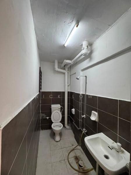 Pangsapuri untuk Disewa di Taman Desa Kempas - Nick Low - Bathroom - PropertyGuru.com.my