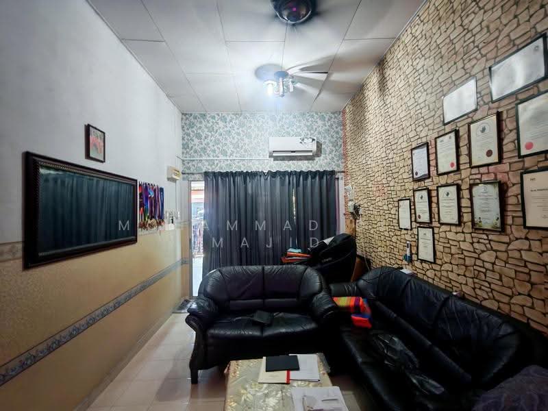Rumah Teres 1-Tingkat untuk Dijual di Kampung Bukit Naga (Shah Alam) - Mohammad Din Majid - Living Room - PropertyGuru.com.my