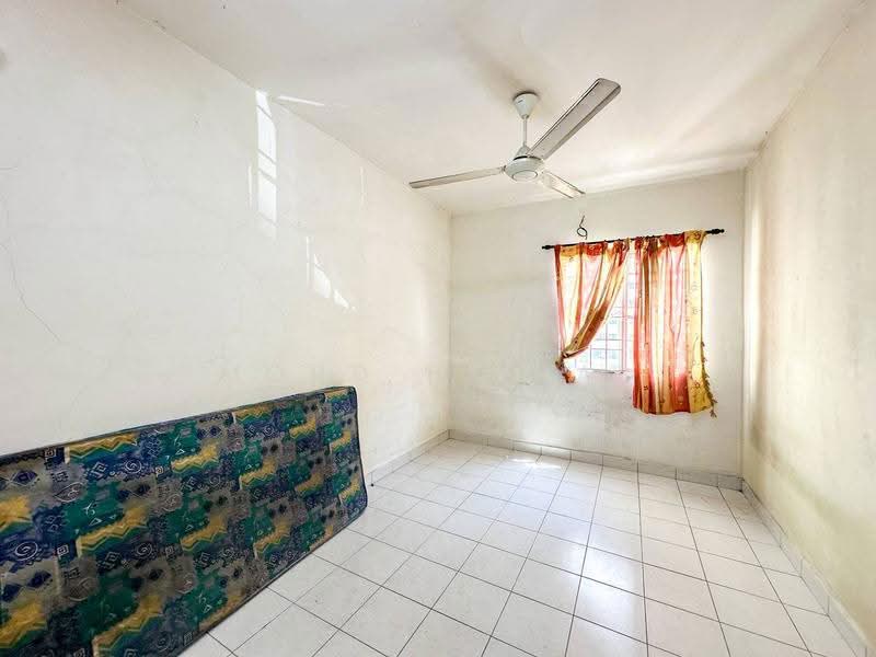 Pangsapuri untuk Dijual di Teratai Apartment @ Taman Sutera - Mohd Faizal - Bedroom - PropertyGuru.com.my