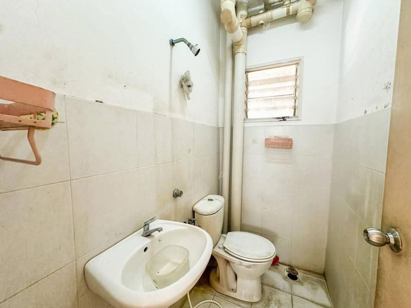 Pangsapuri untuk Dijual di Teratai Apartment @ Taman Sutera - Mohd Faizal - Bathroom - PropertyGuru.com.my
