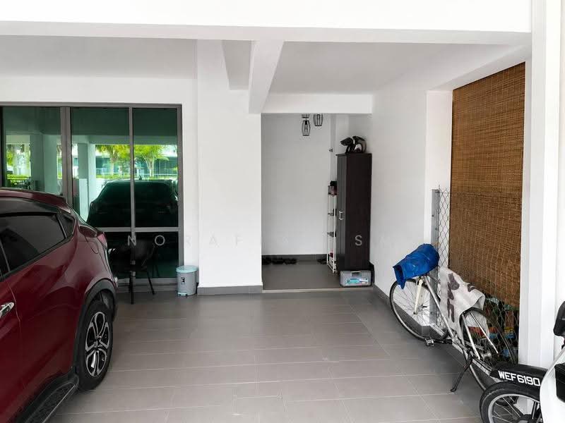 Rumah Teres 2-Tingkat untuk Dijual di Kota Seriemas (Nilai) - Norafian SMH - Car Park - PropertyGuru.com.my