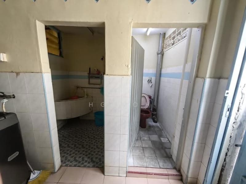 Shop for Sale in Melaka City (Melaka) - HG KOH - Bathroom - PropertyGuru.com.my