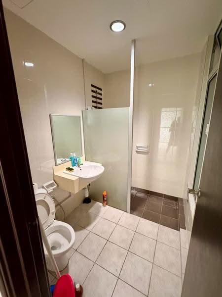 Kondominium untuk Disewa di The Brezza - Gan Chun Kai - Bathroom - PropertyGuru.com.my