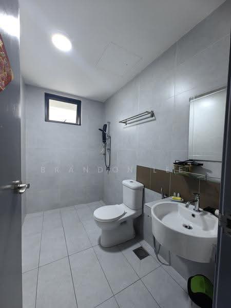 Kediaman Servis untuk Dijual di Amerin Residence - Brandon Lee - Bathroom - PropertyGuru.com.my