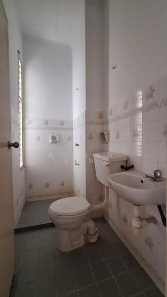 Rumah Teres 2-Tingkat untuk Dijual di Puchong (Selangor) - Adrian Leong - Bathroom - PropertyGuru.com.my