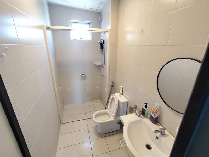 Kediaman Servis untuk Dijual di Meridin Bayvue @ Sierra Perdana - Rueben Lim - Bathroom - PropertyGuru.com.my