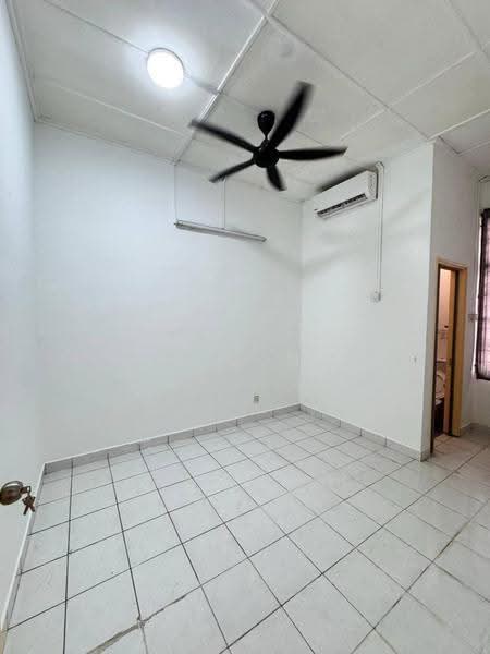 1.5-storey Terraced House for Rent in Taman Molek (Johor Bahru) - YC Fung - Interior - PropertyGuru.com.my