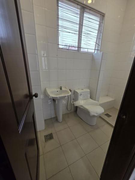 Bungalow House untuk Dijual di Kelana Jaya (Petaling Jaya) - Baljeet Singh - Bathroom - PropertyGuru.com.my