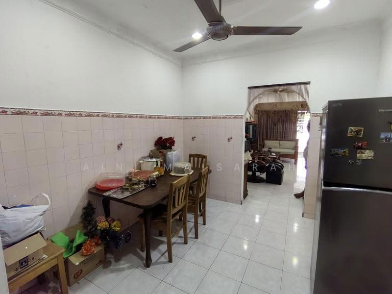 Rumah Teres 1-Tingkat untuk Dijual di Seksyen 17 (Shah Alam) - Aini Maisarah - Dining Room - PropertyGuru.com.my