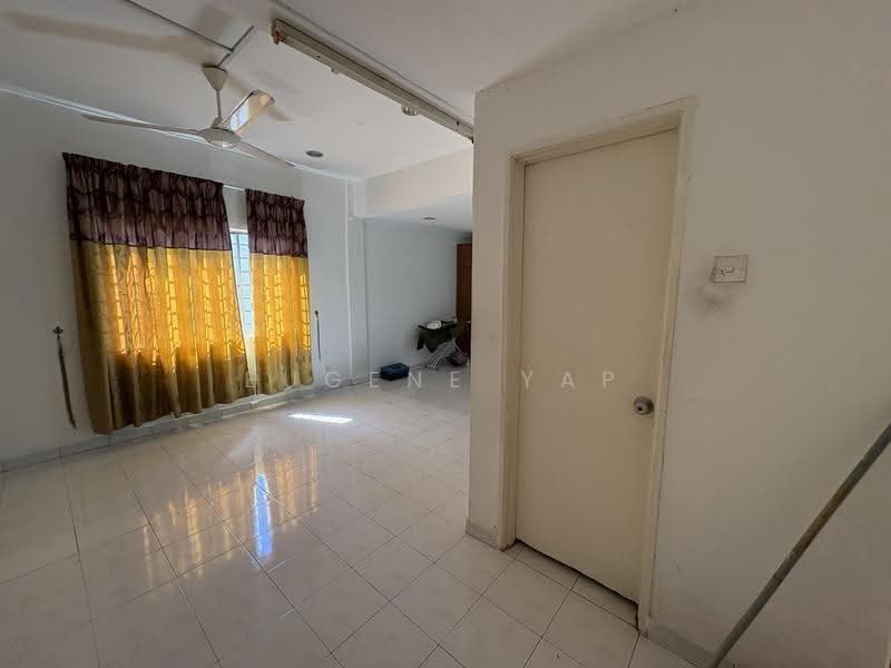 Rumah Teres untuk Dijual di Taman Desa Karunmas (Balakong) - Eugene Yap - Living Room - PropertyGuru.com.my