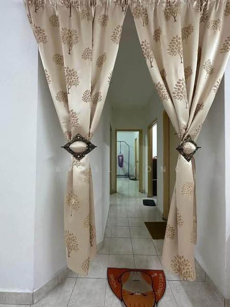 Pangsapuri untuk Dijual di Vista Seri Alam - Daniel Yong - Entrance - PropertyGuru.com.my