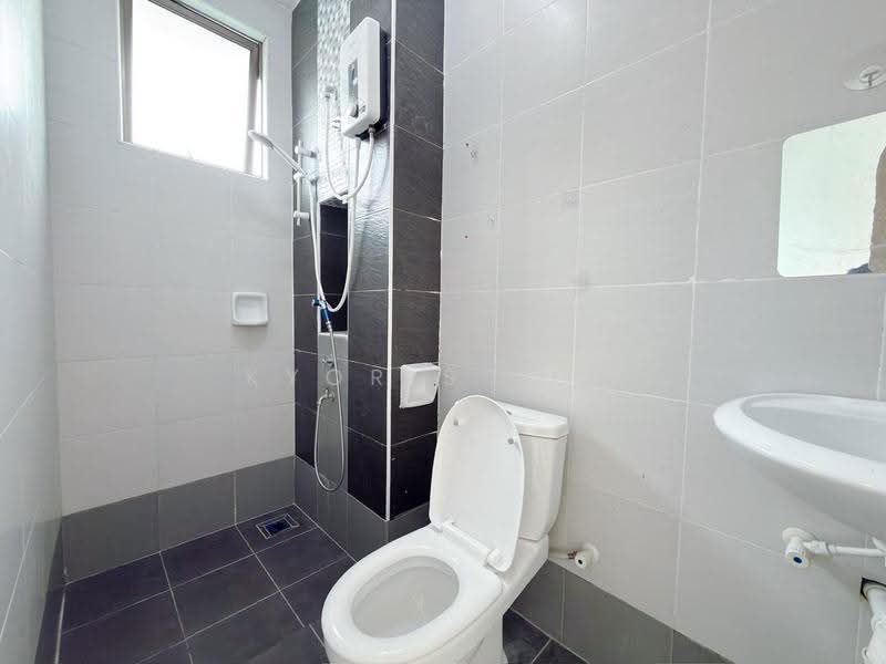 2-storey Terraced House for Rent in Bandar Dato Onn (Tebrau) - Kyoris Loh - Bathroom - PropertyGuru.com.my