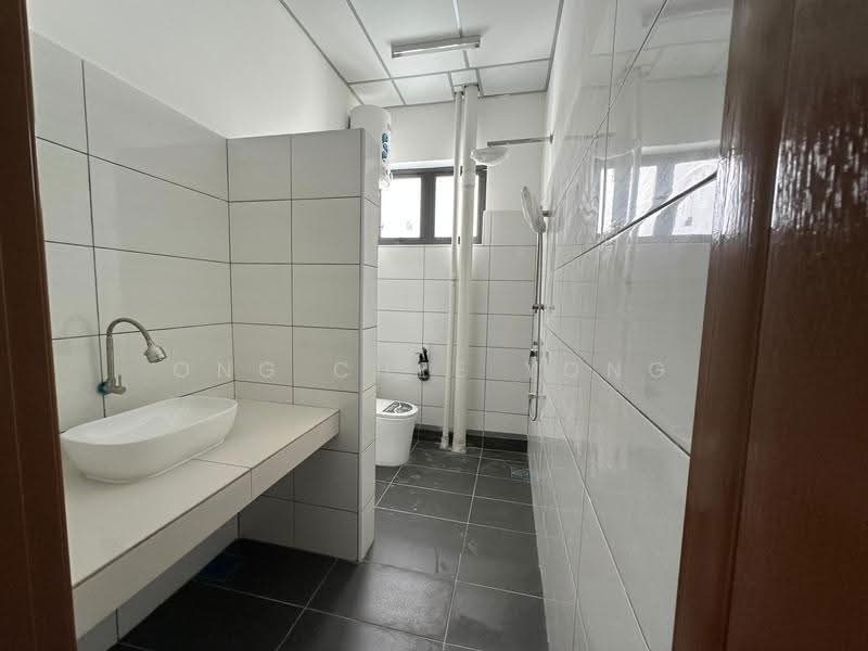 Kilang untuk Disewa di Kawasan Perindustrian Balakong (Balakong) - Ong Chee Yong - Bathroom - PropertyGuru.com.my