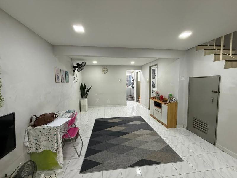 2-storey Terraced House for Sale in Taman Perindustrian Puchong (Puchong) - Liza Awi - Living Room - PropertyGuru.com.my