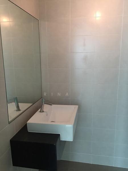 Kediaman Servis untuk Dijual di V Residence 3 @ Sunway Velocity - Rina . - Bathroom - PropertyGuru.com.my