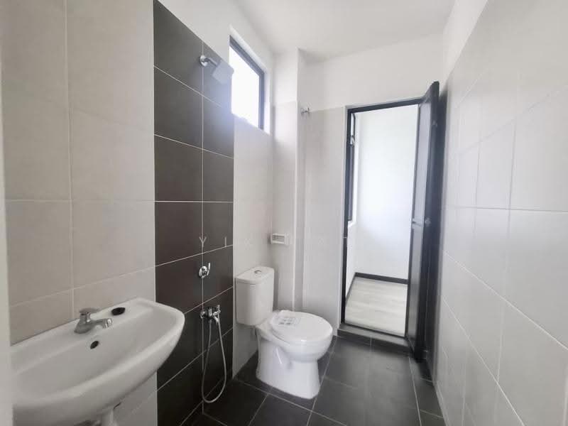 Rumah Teres 2-Tingkat untuk Dijual di Bandar Tiram (Ulu Tiram) - Yik Tat - Bathroom - PropertyGuru.com.my