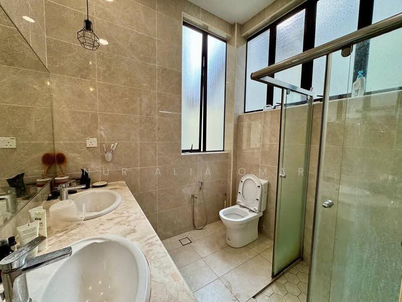 Rumah Berkembar untuk Dijual di Bukit Jelutong (Shah Alam) - Nur Alia Omar - Bathroom - PropertyGuru.com.my