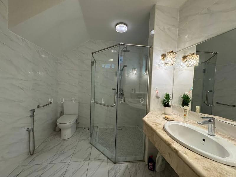 Rumah Berkembar untuk Dijual di Bukit Jelutong (Shah Alam) - Nur Alia Omar - Bathroom - PropertyGuru.com.my