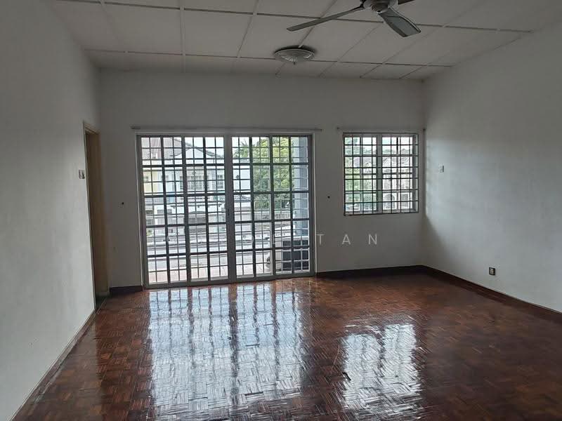 Rumah Teres 2-Tingkat untuk Disewa di Seksyen 32 (Shah Alam) - Chloe Tan - Living Room - PropertyGuru.com.my