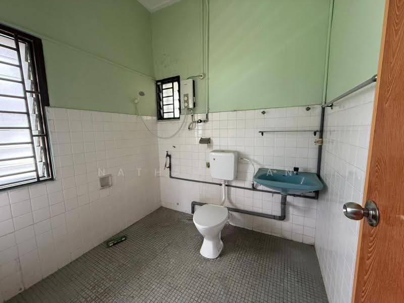 Rumah Berkembar untuk Dijual di Kampung Kebun Teh (Johor Bahru) - Nathan Chan - Bathroom - PropertyGuru.com.my