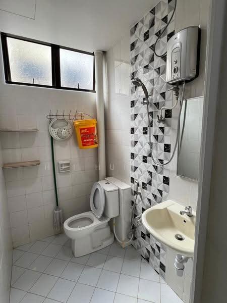 Rumah Teres 2-Tingkat untuk Disewa di Permas Jaya (Johor) - Hui Hui Lim - Bathroom - PropertyGuru.com.my
