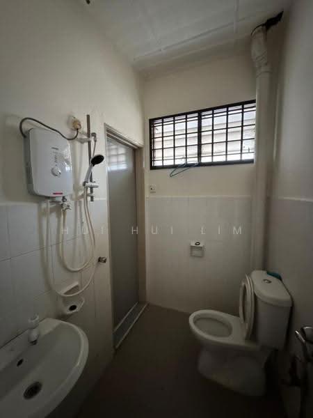 Rumah Teres 2-Tingkat untuk Disewa di Permas Jaya (Johor) - Hui Hui Lim - Bathroom - PropertyGuru.com.my