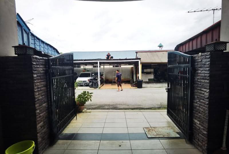 2-storey Terraced House for Sale in Seri Kembangan (Selangor) - Zairul Asrah Zulkefli - Exterior - PropertyGuru.com.my