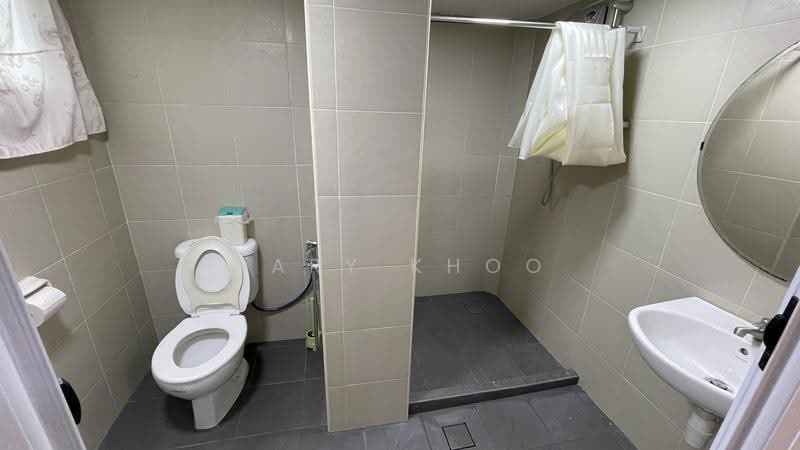 Kondominium untuk Dijual di Seaview Garden - Gary Khoo - Bathroom - PropertyGuru.com.my