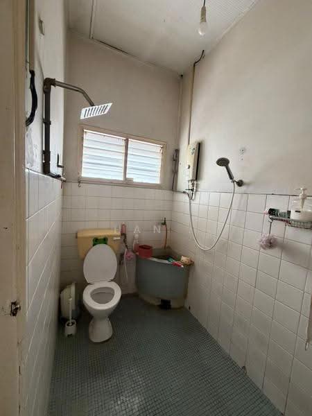 2-storey Terraced House for Sale in Taman Overseas Union (Taman Oug) (Jalan Klang Lama (Old Klang Road)) - Han . - Bathroom - PropertyGuru.com.my