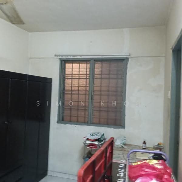 Flat for Sale at Taman Petaling Utama Flat - Simon Khoo - Bedroom - PropertyGuru.com.my