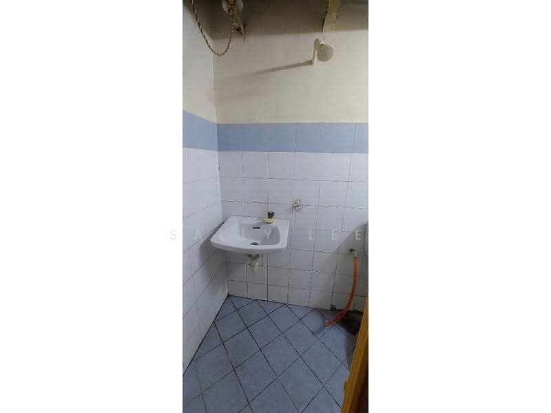 Apartment for Rent at Taman Serdang Perdana - Sally Lee - Bathroom - PropertyGuru.com.my