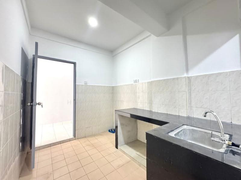 Pangsapuri untuk Dijual di Bayu Puteri 1 - Healer Lau - Kitchen - PropertyGuru.com.my
