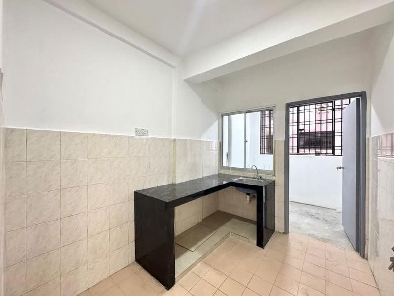 Pangsapuri untuk Dijual di Bayu Puteri 1 - Healer Lau - Kitchen - PropertyGuru.com.my