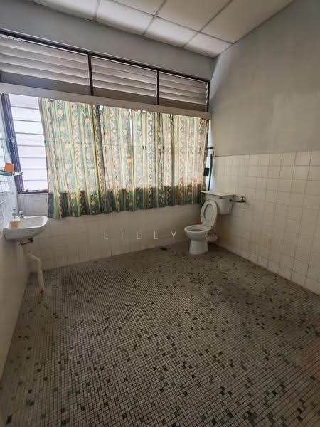 Rumah Teres 2-Tingkat untuk Dijual di Island Park (Jelutong) - Lilly . - Bathroom - PropertyGuru.com.my