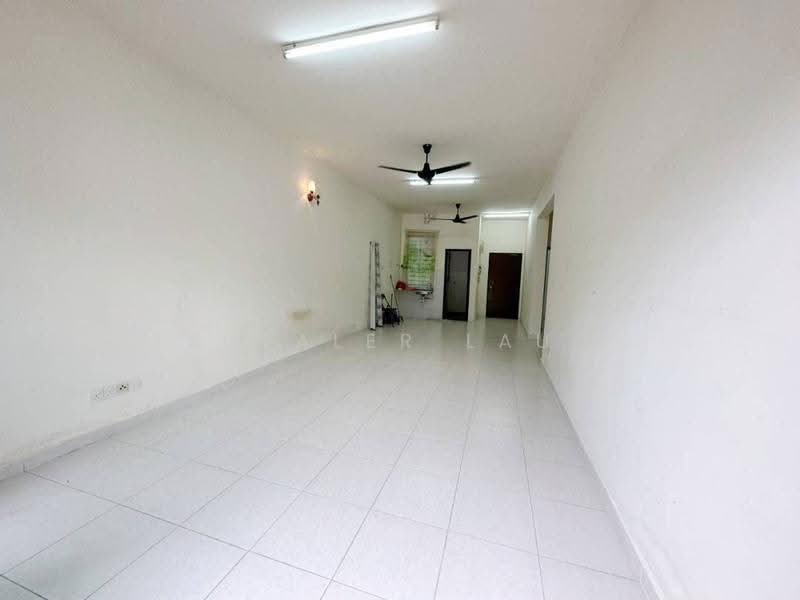 Kediaman Servis untuk Dijual di SuriaMas Suites - Healer Lau - Living Room - PropertyGuru.com.my