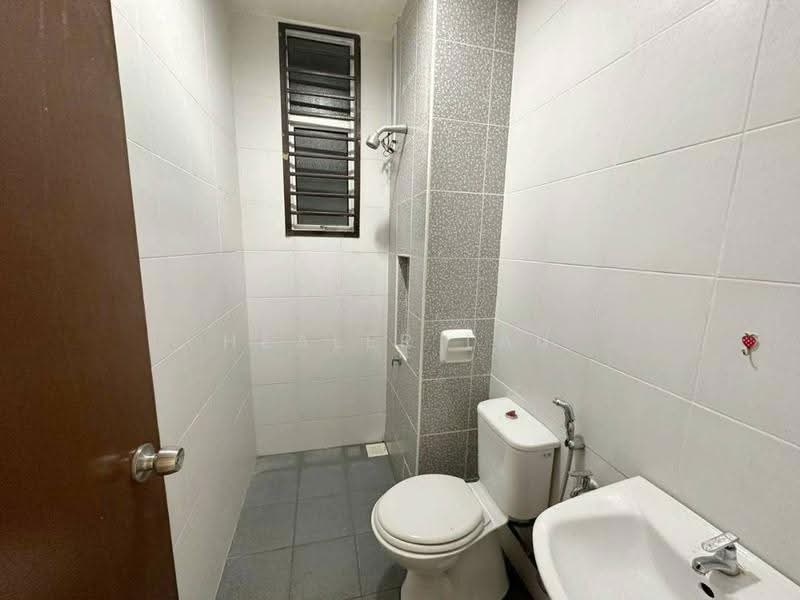 Kediaman Servis untuk Dijual di SuriaMas Suites - Healer Lau - Bathroom - PropertyGuru.com.my