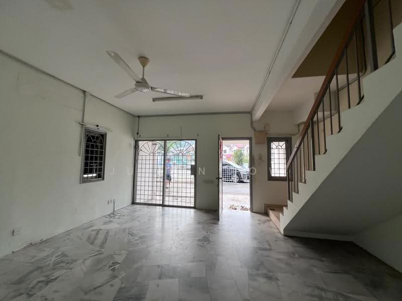 Rumah Teres 2-Tingkat untuk Dijual di Taman Wawasan (Puchong) - Junbin Low - Living Room - PropertyGuru.com.my