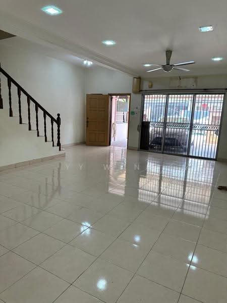 2.5-storey Terraced House for Sale in Taman Bukit Serdang (Seri Kembangan) - YY Wong - Living Room - PropertyGuru.com.my