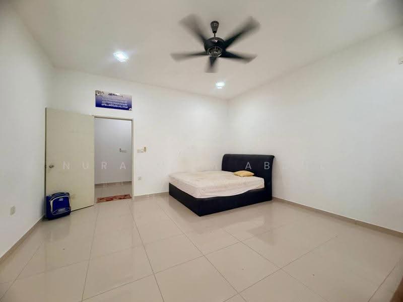 2-storey Terraced House for Rent in Nusari Aman 2 (Bandar Sri Sendayan) - Nurasmida Abdul Sattar - Bedroom - PropertyGuru.com.my