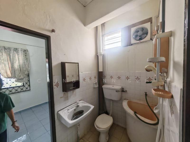 2-storey Terraced House for Rent in Taman Ria (Batu Berendam) - Ching Linn Sei - Bathroom - PropertyGuru.com.my