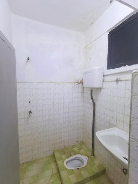 Flat for Sale at Flat Taman Ungku Tun Aminah - Edward Oo - Bathroom - PropertyGuru.com.my