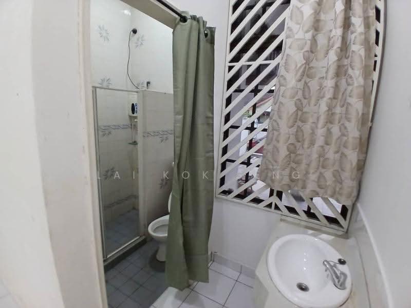 Rumah Teres 1.5-Tingkat untuk Dijual di Taman Molek (Johor Bahru) - Lai Kok Seng - Bathroom - PropertyGuru.com.my