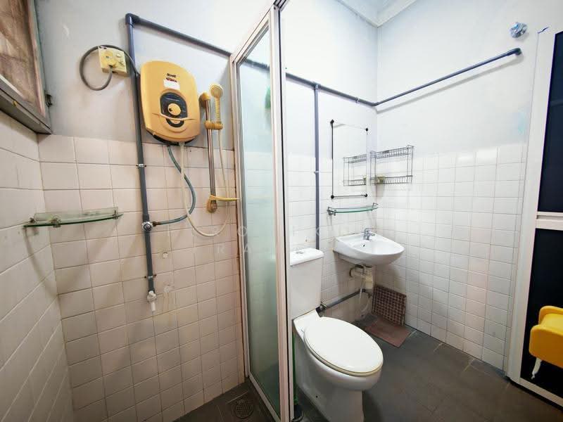 2-storey Terraced House for Sale in SS 21, Damansara Utama (Petaling Jaya) - F.Ronikom Francis - Bathroom - PropertyGuru.com.my