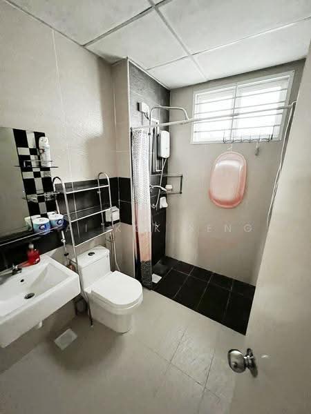 Pangsapuri untuk Dijual di Perling Heights Apartments - Lai Kok Seng - Bathroom - PropertyGuru.com.my