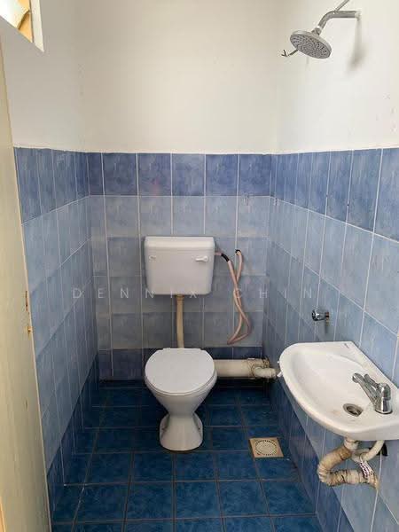 Pangsapuri untuk Disewa di Mentari Court - Dennix Chin - Bathroom - PropertyGuru.com.my