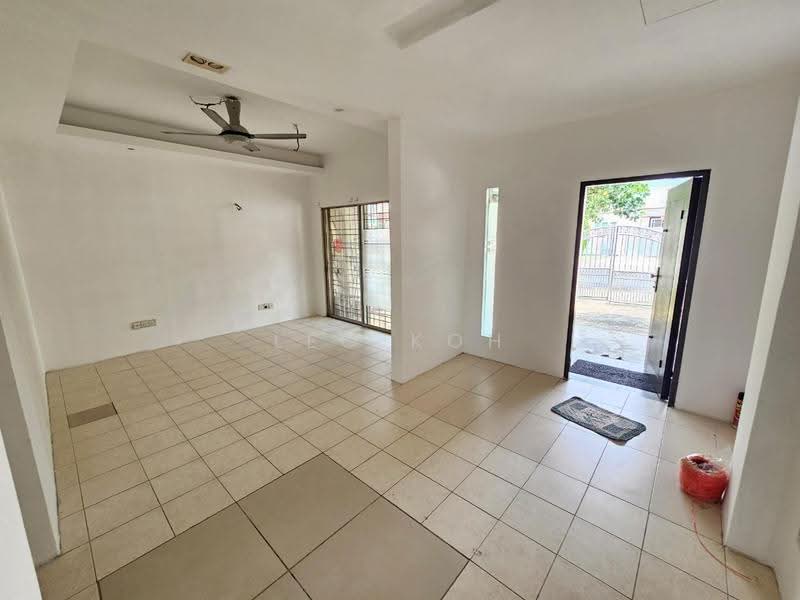 Rumah Teres 2-Tingkat untuk Dijual di Bandar Putra Permai (Seri Kembangan) - Leo Koh - Living Room - PropertyGuru.com.my