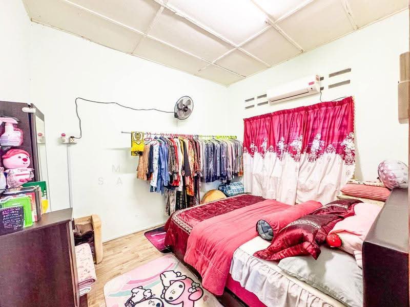 1-storey Terraced House for Sale in Taman Saga (Ampang) - Mohd Aizat Saiful Bahri - Bedroom - PropertyGuru.com.my